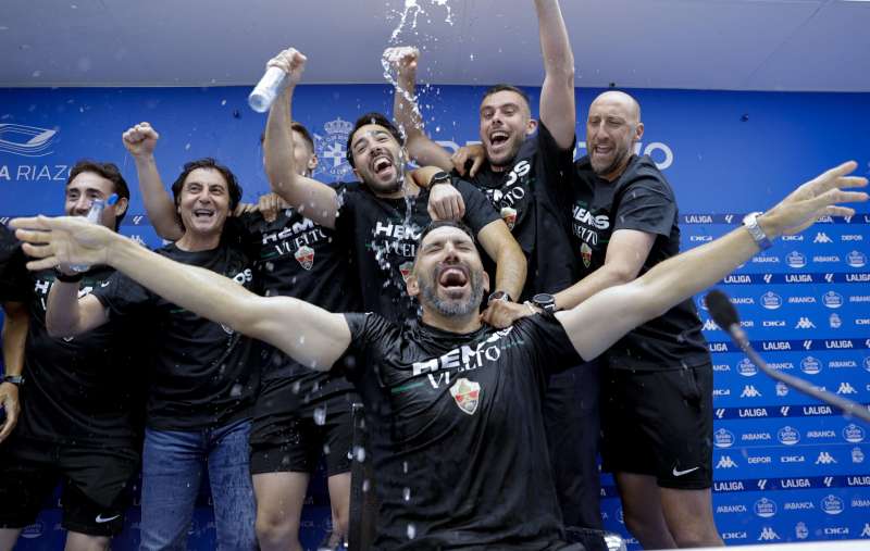 El tcnico del Elche, Eder Sarabia, celebra en la sala de prensa el ascenso a Primera Divisin a la finalizacin del encuentro que han disputado frente al Deportivo en el estadio de Riazor, en La Corua. EFECabalar.
