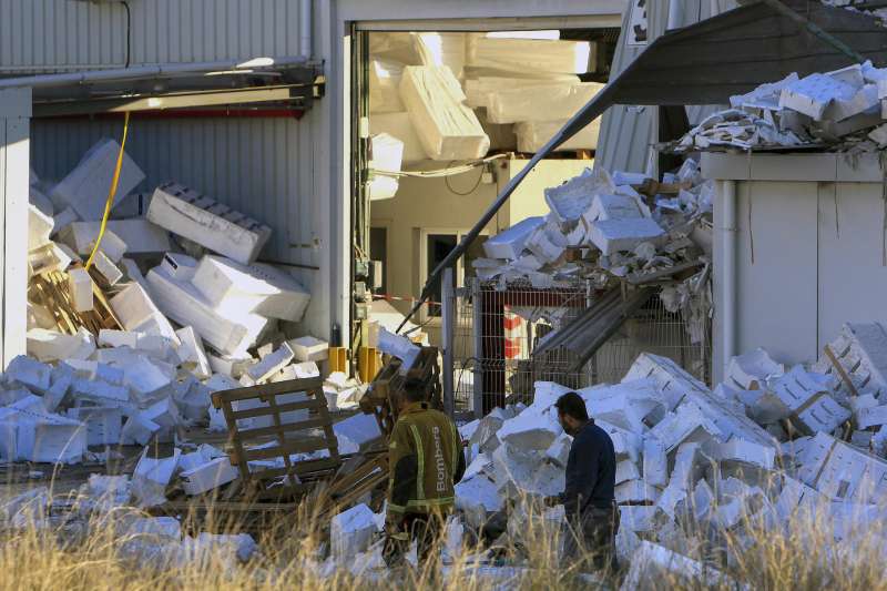 Bomberos revisan los daos causados por la explosin en la nave industrial en Ibi (Alicante) . EFEMorell

