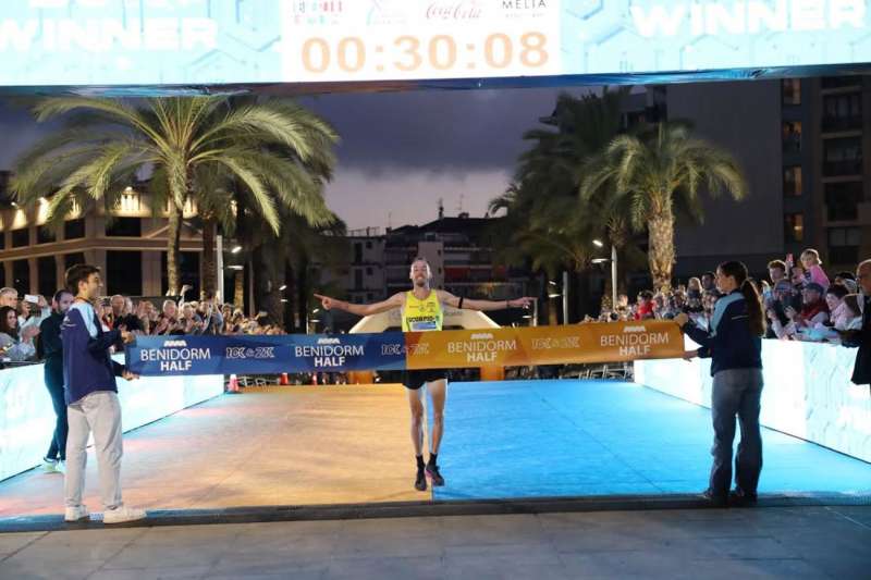 El vencedor de la Benidorm Half 2024, Luis Agustn Escriche, en su entrada a meta, en una imagen facilitada por la organizacin. EFE
