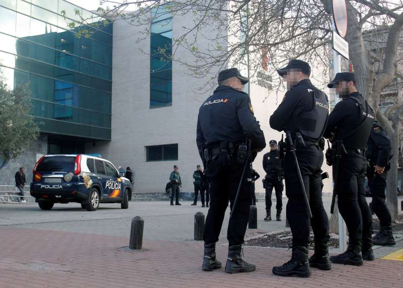 Varios policÃ­as vigilan los alrededores de una sede judicial EFE/ Morell/Archivo
