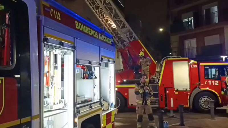 Captura de un v�deo de la intervenci�n compartida por los bomberos del Ayuntamiento de Alicante.  EFE
