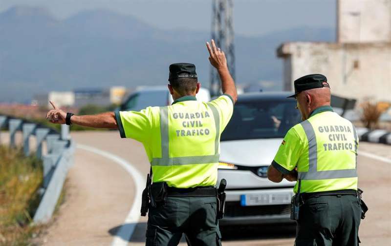 Dos agentes de la Guardia Civil de Trfico en una imagen de archivo.  EFE