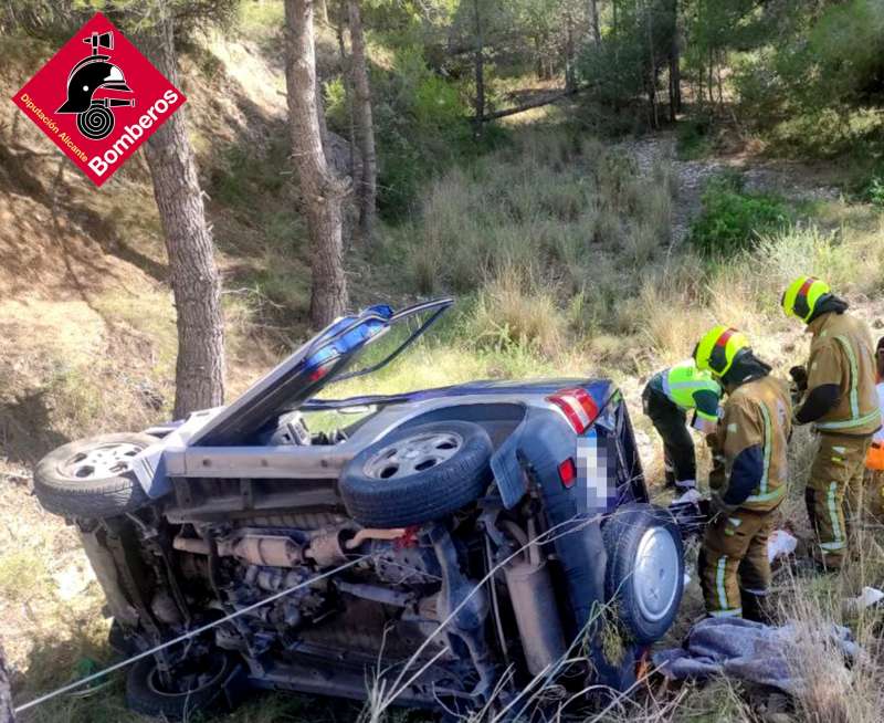 Coche del accidente en una imagen facilitada por el Consorcio Provincial de Bomberos de Alicante. 