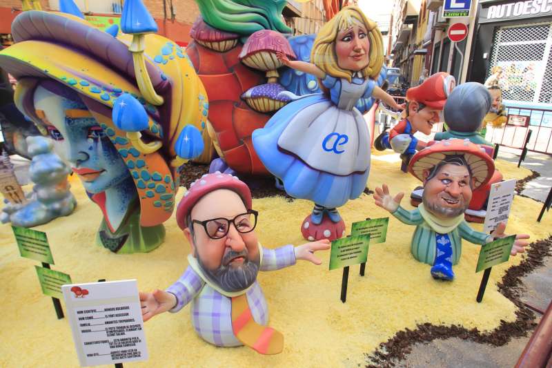 En la imagen, ninots de Koldo, Begoa Gmez y balos en la hoguera Dr. Bergez-Carolinas. EFEMorell