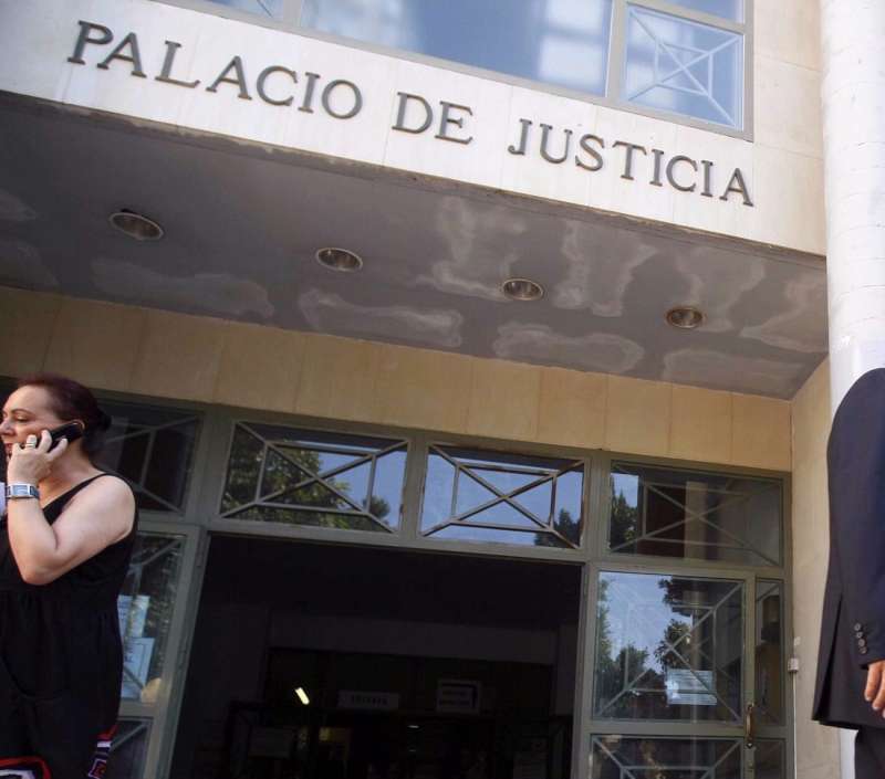 Imagen de la entrada al Palacio de justicia de Alicante. EFE/Manuel Lorenzo/Archivo
