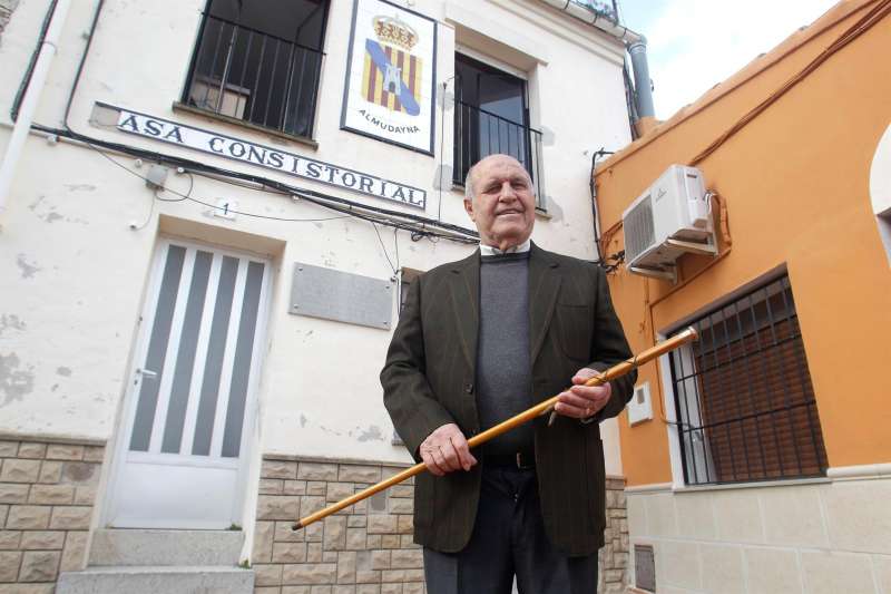 JosÃ© Luis SeguÃ­, alcalde de Almudaina, ante el antiguo ayuntamiento dÃ³nde tomÃ³ posesiÃ³n de su cargo por primera vez, con su primera vara de mando, cumplirÃ¡ 50 aÃ±os en el cargo el prÃ³ximo domingo 13 de febrero. Efe/Morell
