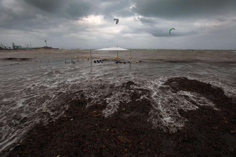 Imagen de archivo de la playa de la Marineta Casiana, en Denia (Alicante) engullida por un temporal.EFE Natxo Franc�sArchivo