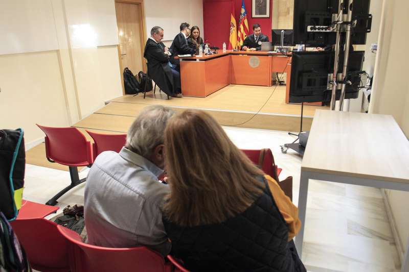 Lectura de las conclusiones del juicio por las 74 muertes en una residencia de mayores de Alcoy, Domus Vi. EFE Pep Morell
