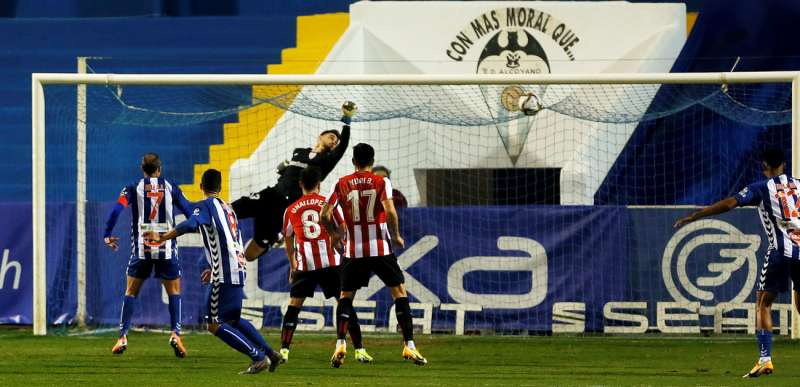 El portero del Athletic Club de Bilbao, Jokin Ezkieta (3i), encaja el primer gol del Alcoyano durante un partido de la Copa del Rey en el estadio El Collao. EFE/ Archivo

