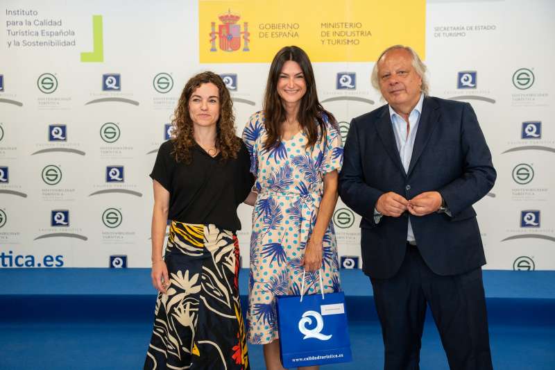 La regidora de Turisme, Balbina Sendra, assistix al XVIII lliurament oficial de les banderes 