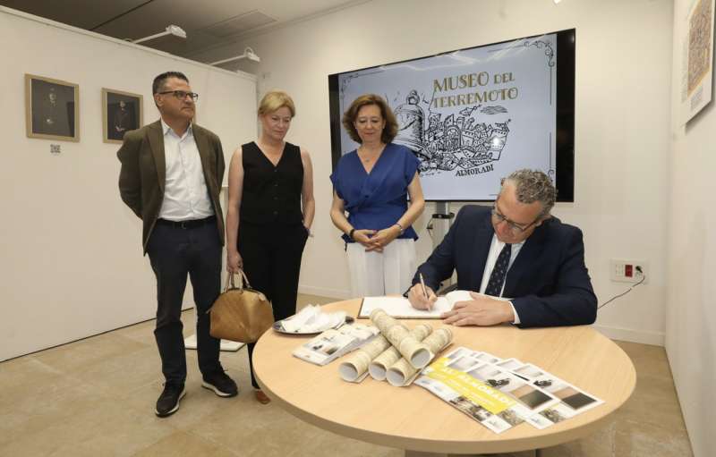 El presidente de la Diputacin de Alicante, Toni Prez, ha visitado esta maana el nuevo Museo del Terremoto de Almorad, en una imagen facilitada a EFE.

