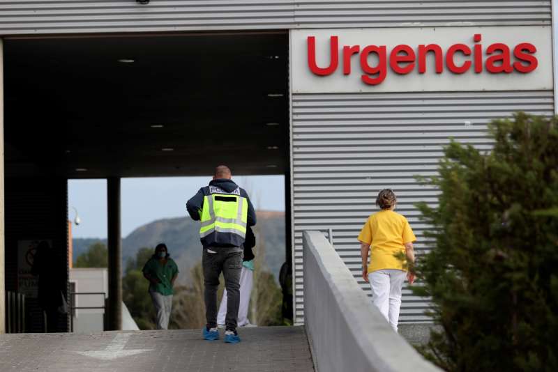 Un agente entra en la zona de Urgencias de un hospital. EFE/Rodrigo Jiménez/Archivo

