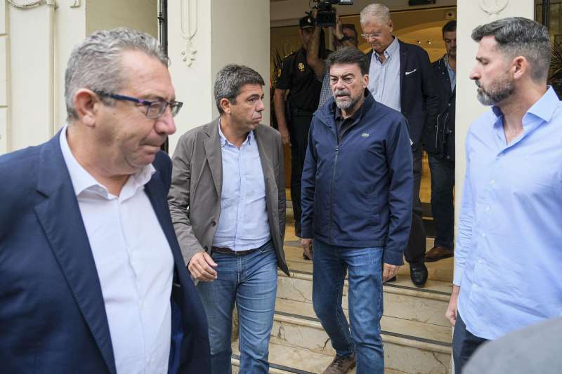 El president de la Generalitat, Carlos Mazn, en la sede del Consell en Alicante tras una reunin por la situacin por la alerta meteorolgica. EFEPablo Miranzo
