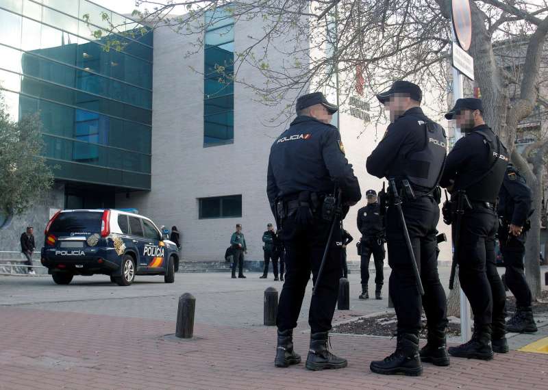 Varios policías vigilan los alrededores de los Juzgados de Dénia. EFE/Morell/Archivo
