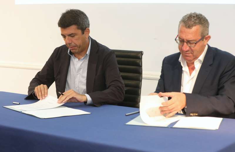 Carlos Mazn i Toni Prez signant lacord.EPDA