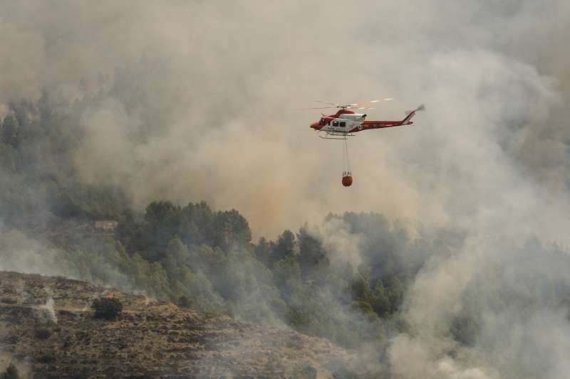 Imagen de archivo de las tareas de extincin del incendio forestal de Trbena. EFEPablo MiranzoArchivo
