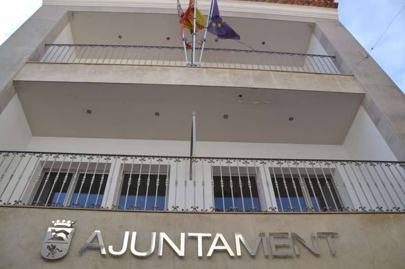 La fachada del ayuntamiento de Alcalalí. EPDA