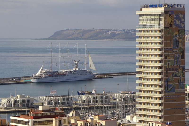 Imagen de archivo de un crucero goleta de vela con cinco mstiles atracado en uno de los muelles del puerto de Alicante. EFEMorell
