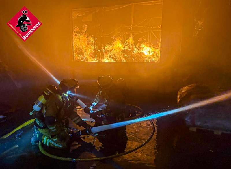 Imagen de los trabajos de extincin del incendio en una nave de pieles de Elda (Alicante). EFEConsoricio Provincial de Bomberos de Alicante
