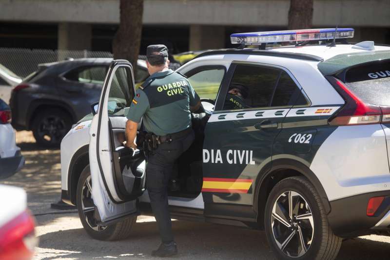Un agente de la Guardia Civil accede a su vehculo  EFEMarta Prez
