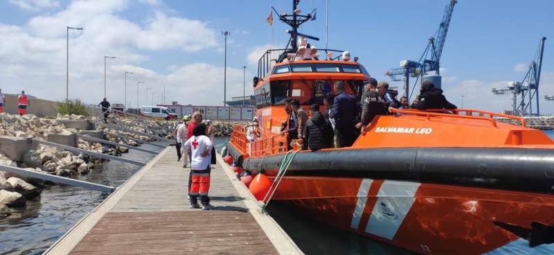 Imagen facilitada por Cruz Roja de una patera que estaba en alta mar frente a Alicante de con quince personas.