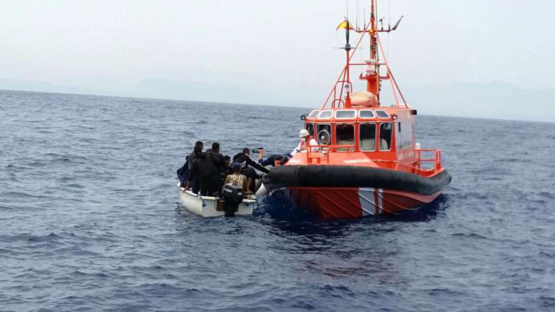 Fotografa facilitada por la Guardia Civil, del rescate de personas inmigrantes. EFE