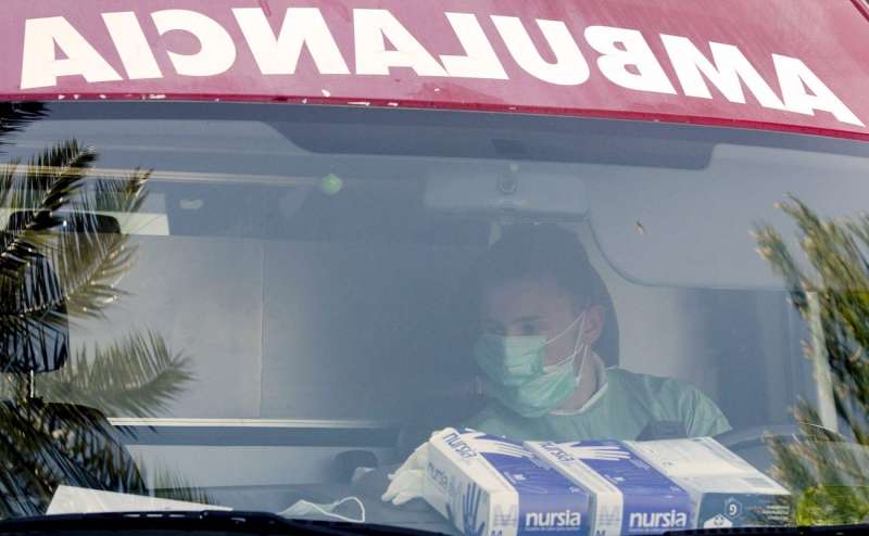 Un conductor de ambulancia con mascarilla durante un servicio. EFE/Kai FÃ¶rsterling/Archivo
