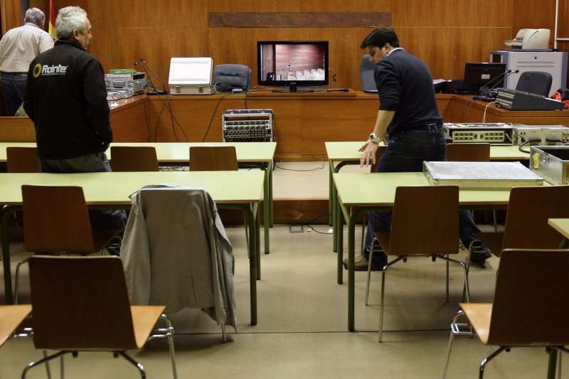 Operarios preparan una sala judicial. EFE/Nacho Gallego/Archivo
