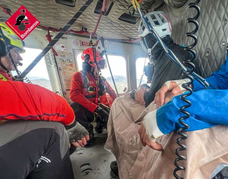 Dos escaladores portugueses han sido rescatados en helicptero del Puig Campana. EFEConsorcio de Bomberos.
