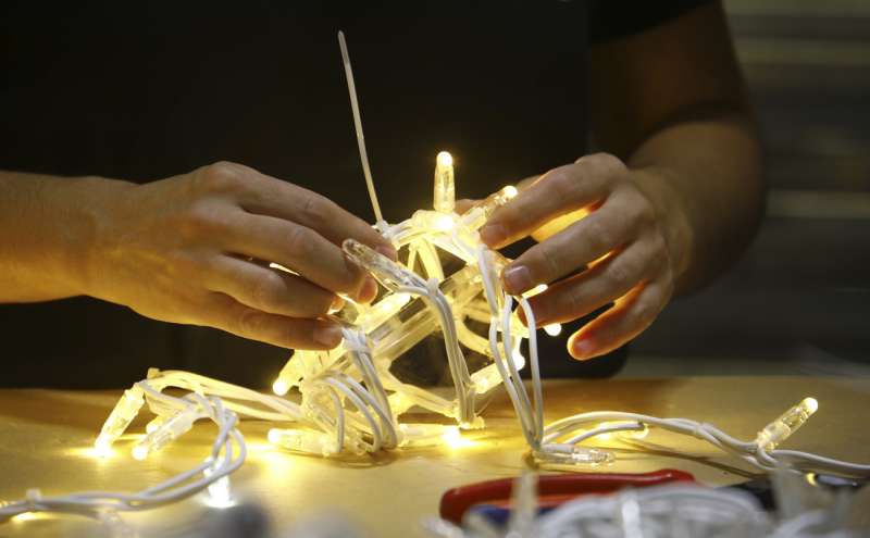 Un operario prepara luces navideÃ±as. EFE/Archivo
