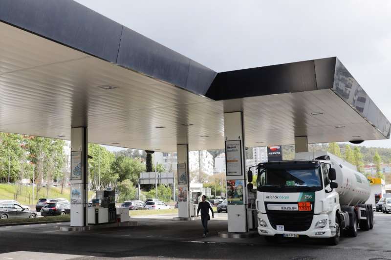 Un camión abastece de combustible una gasolinera. Archivo/EFE/ Tiago Petinga
