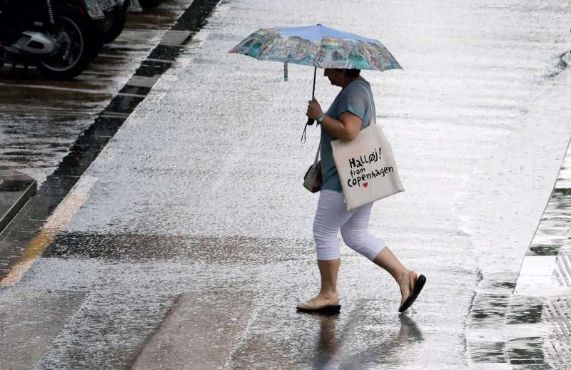 Una persona se resguardan con el paraguas en plena tormenta. EFE/ Juan Carlos CÃ¡rdenas/Archivo
