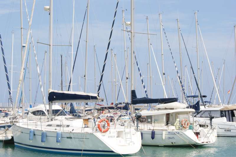 Imagen de recurso de un barco privado en puerto martimo | EPDA