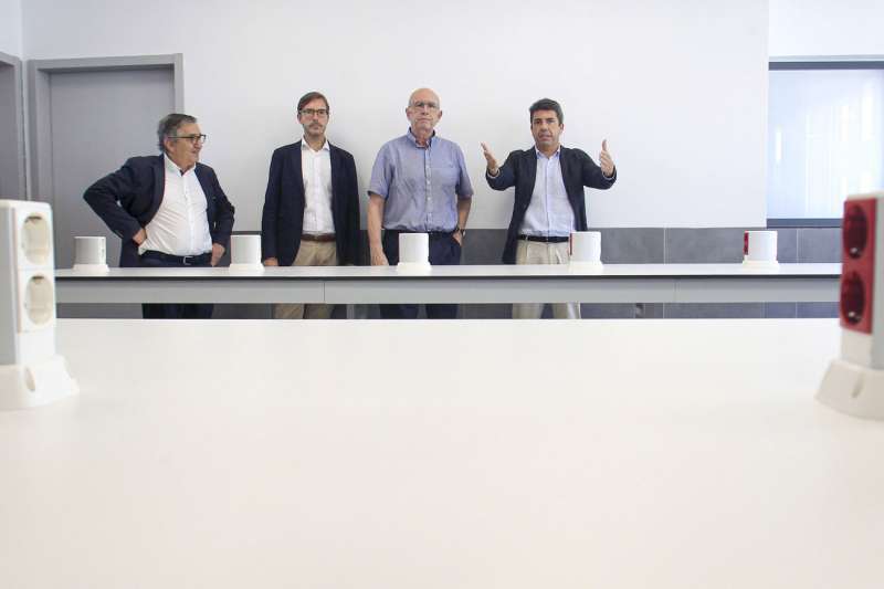 El president de la Generalitat, Carlos Mazn (derecha), ha visitado el nuevo IES Azorn de Petrer (Alicante), cuya edificacin se inici en 2007. EFEPep Morell