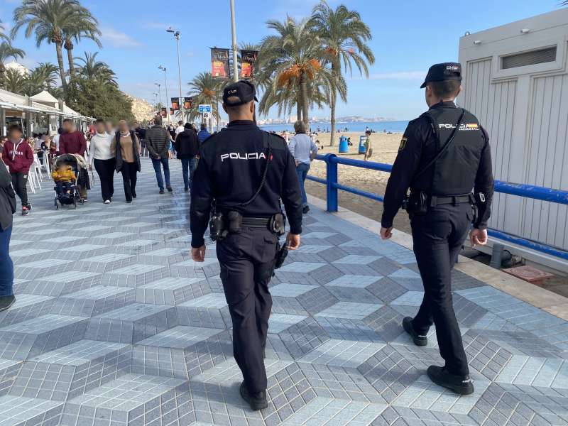 Una patrulla de la PolicÃ­a Nacional en la playa del Postiguet de Alicante. /EPDA