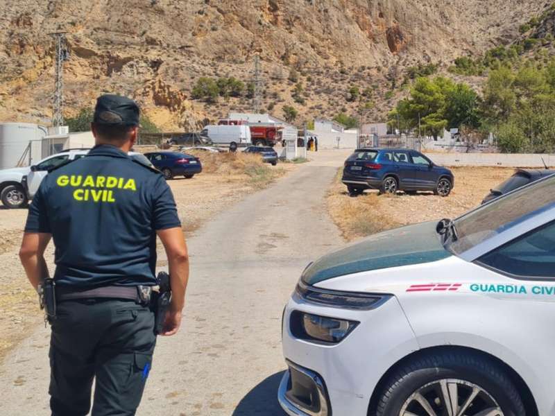 La Guardia Civil en el escenario de la explosin pirotecnia de Redovn (Alicante). EFEGuardia Civil
