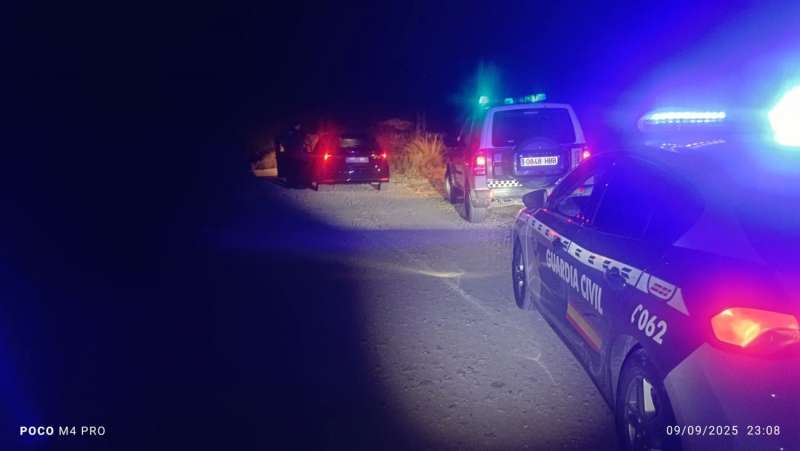 Foto facilitada por el Ayuntamiento de El Campello del hallazgo y rescate de un conductor que estuvo perdido ms de dos horas en un monte de este municipio. | EFE