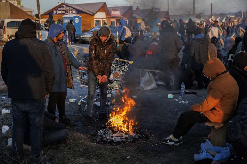 Varias personas procedentes de Ucrania, en su mayorÃ­a de nacionalidad no ucraniana, tratan de combatir el frio en las inmediaciones de la frontera con ucrania en Medyka (Polonia). /EFE
