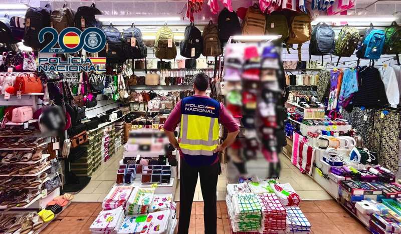 Un agente en el establecimiento en el que se han intervenido ms de mil artculos falsificados. EFEGuardia Civil