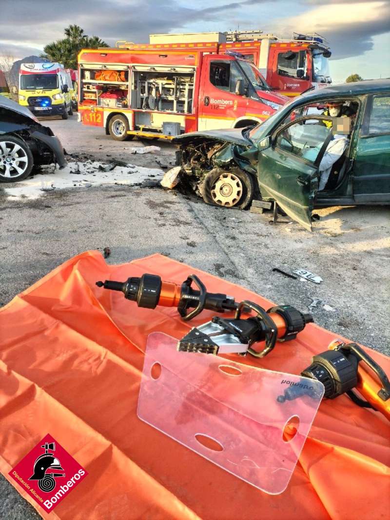 Los bomberos trabajan en la excarcelacin. EPDA