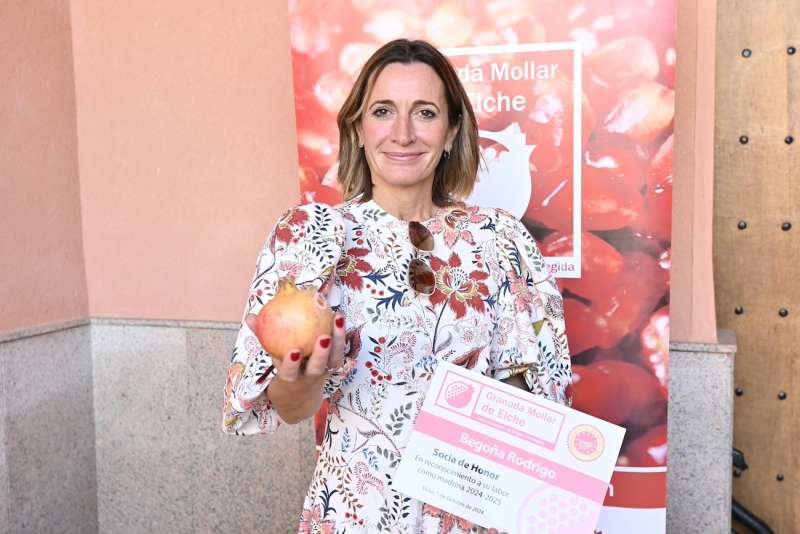 La chef valenciana del restaurante La Salita, Begoa Rodrigo, mejor cocinera de vegetales de Europa y segunda del mundo y que cuenta con una estrella Michelin y 3 soles Repsol, ha sido la encargada de inaugurar oficialmente la campaa de la Granada Mollar de Elche, en una imagen de al organizacin.
