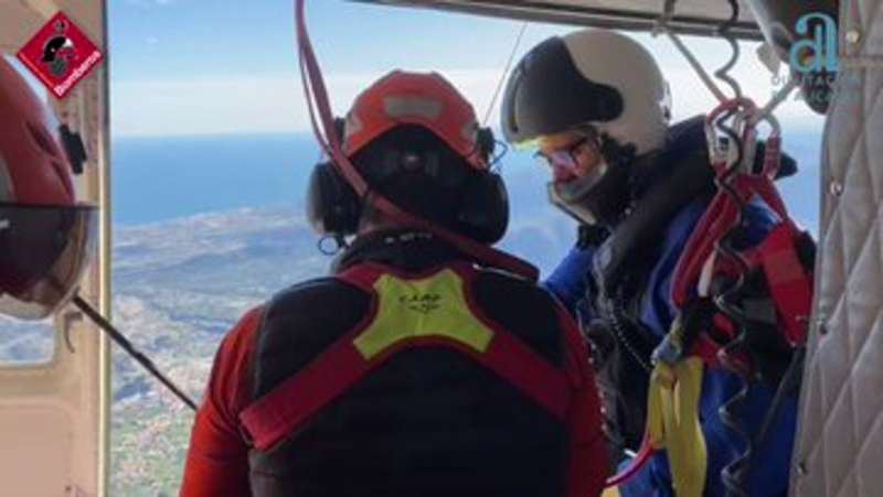 Imagen de archivo del Consorcio de Bomberos de Alicante durante un rescate en helicÃ³ptero. /EFE