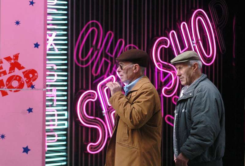 Dos ancianos pasan hoy ante un sex shop, en una imagen de archivo. EFEEmilio Naranjo.
