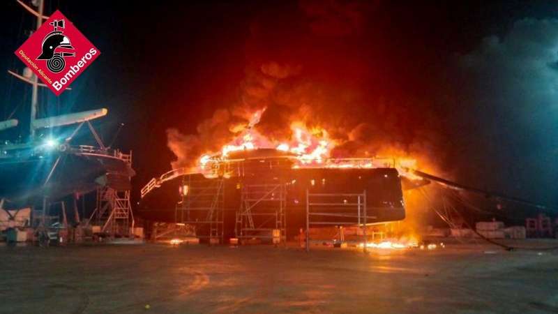 Imagen de archivo del incendio de un catamarán en el puerto de Dénia./EPDA