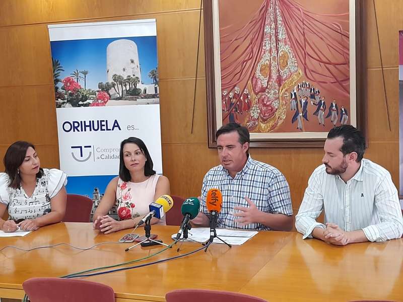 Campos con la alcaldesa del municipio y los concejales de Playas y Turismo. / EPDA