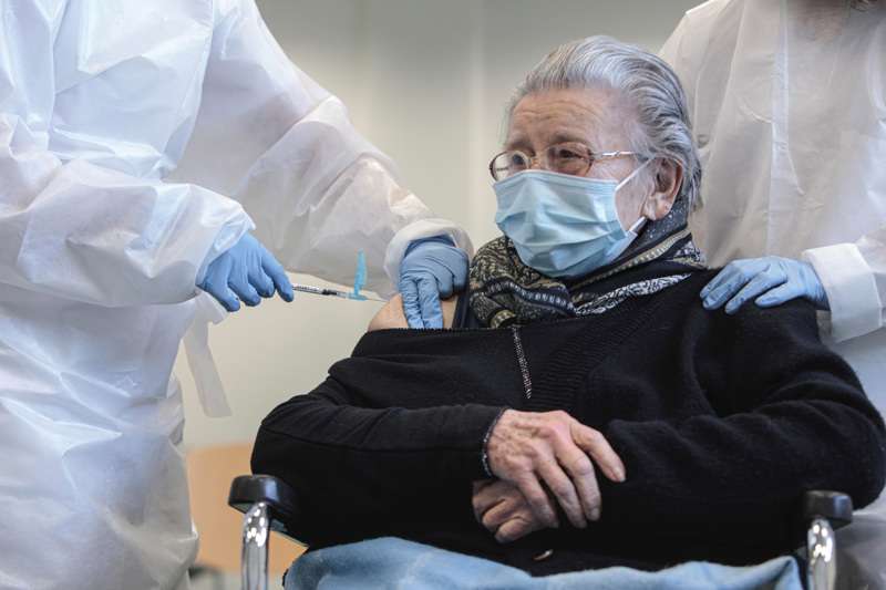 Una anciana recibe la vacuna contra el coronavirus. EFE/Archivo Biel AliÃ±o

