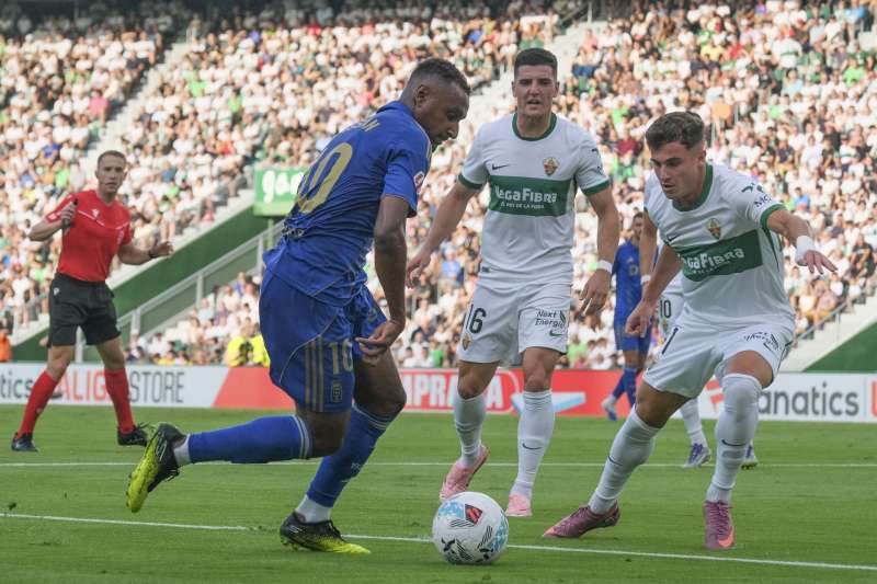 El centrocampista francs del Oviedo Haissem Hassan (i) intenta superar a German Valera (d), del Elche, durante el partido de la quinta jornada de LaLiga que Elche CF y Real Oviedo disputado este domingo en el estadio Martnez Valero. EFE Pablo Miranzo.