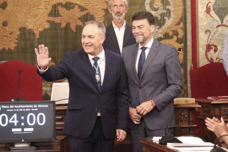 Imagen de la toma de posesin en el Pleno del nuevo concejal popular, Rafael Alema (izq.), junto a Luis Barcala (d.).EDPA