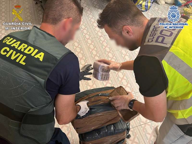 Seis personas han sido detenidas en El Campello (Alicante) como presuntos integrantes de una banda criminal a la que se incautó 90 kilos de hachís y que distribuía esta droga por otros países europeos a través del doble fondo de furgonetas. EFE/Policía