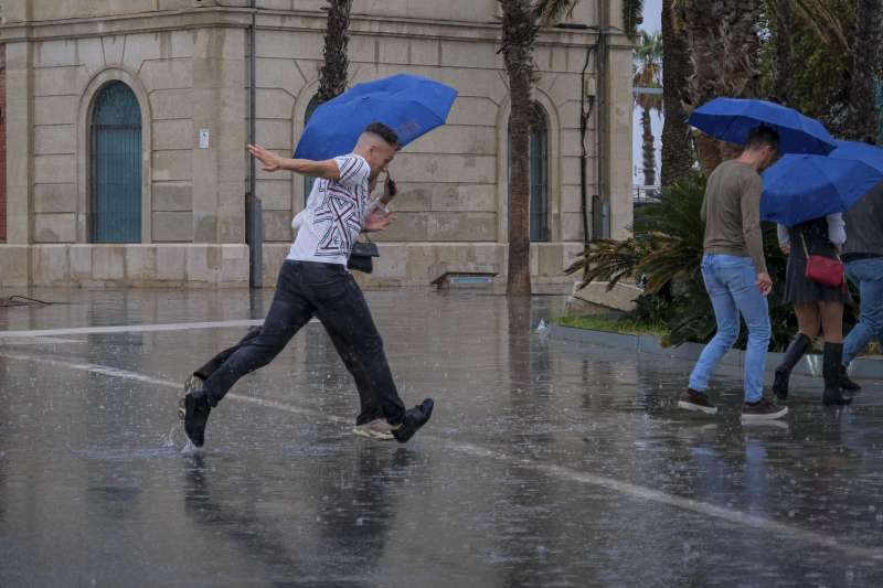 Una persona se protege de la intensa lluvia este viernes en Alicante, provincia azotada por la dana Alice. EFEPablo Miranzo